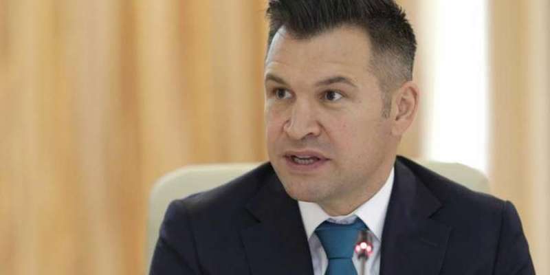 Конфуз на карантині: міністр спорту Румунії дав інтерв'ю без штанів