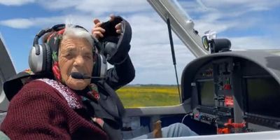 90-річна закарпатка, що дрифтувала на кабріолеті та рулила бензовозом, тепер у польоті покерувала літаком (відео)